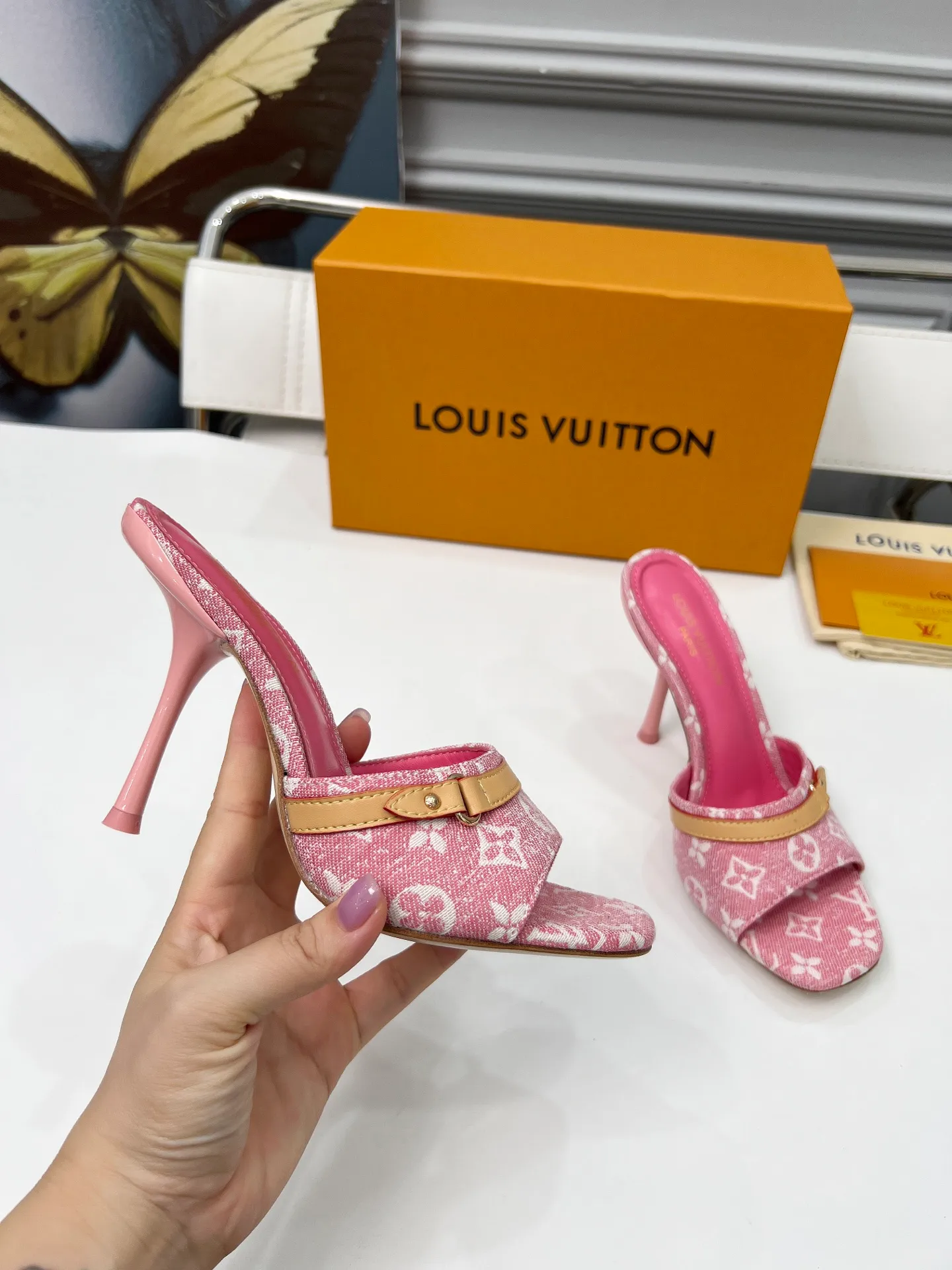 👟👟Ex-factory price 440👟👟 LV new denim kitten heel slippers 2025 summer must-have for goddesses, original replica, super comfortable on the feet. Show off the queen's temperament, the heel height is 9.5CM, which shows your temperament without being tiring. Leather outsole. Standard code: 35-42 (41 and 42 codes are customized, non-returnable and non-exchangeable)